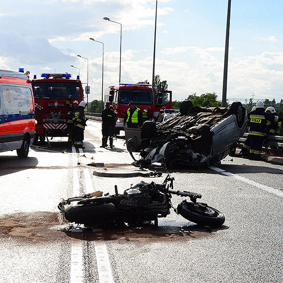 Czowka na mocie w Wolinie. Jeden z kierowcw helikopterem zabrany do szpitala