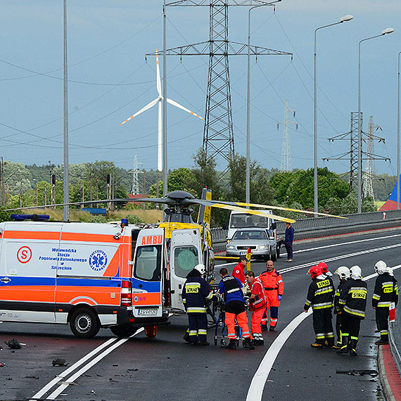 Czowka na mocie w Wolinie. Jeden z kierowcw helikopterem zabrany do szpitala
