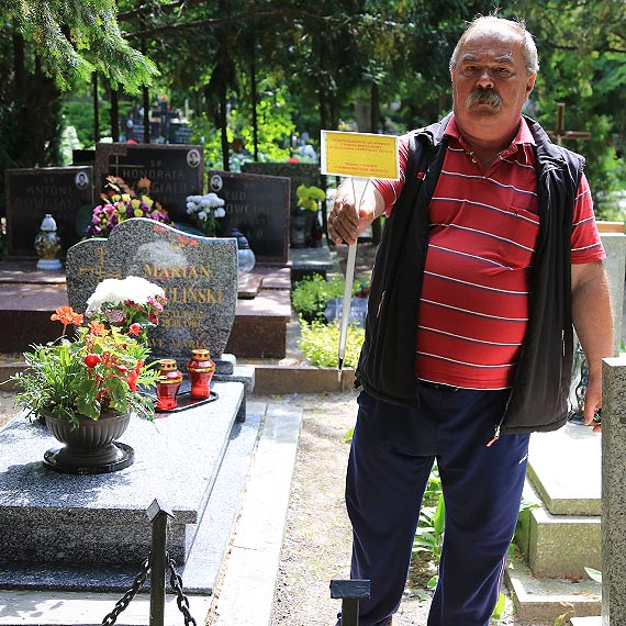Mieszkacy oburzeni. Na grobach pojawiy si tabliczki z informacj o likwidacji grobu