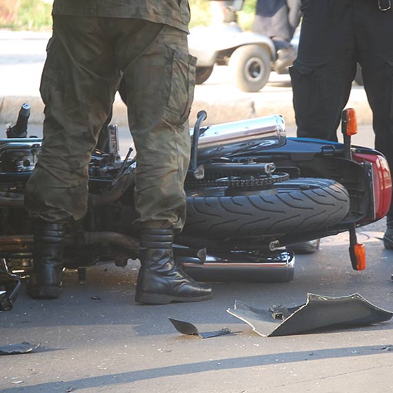 Na ulicy Piastowskiej kierowca samochodu dostawczego zajecha drog motocyklicie