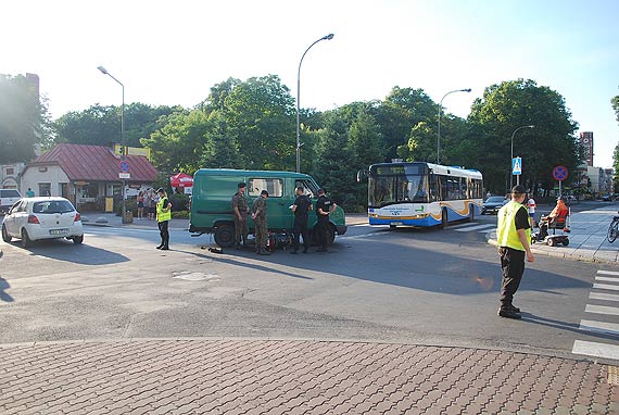 Na ulicy Piastowskiej kierowca samochodu dostawczego zajecha drog motocyklicie