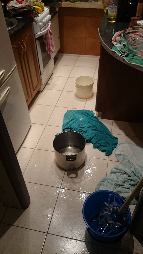Czytelnik zrozpaczony. Gdy na zewntrz pada w mieszkaniu powstaje aquapark
