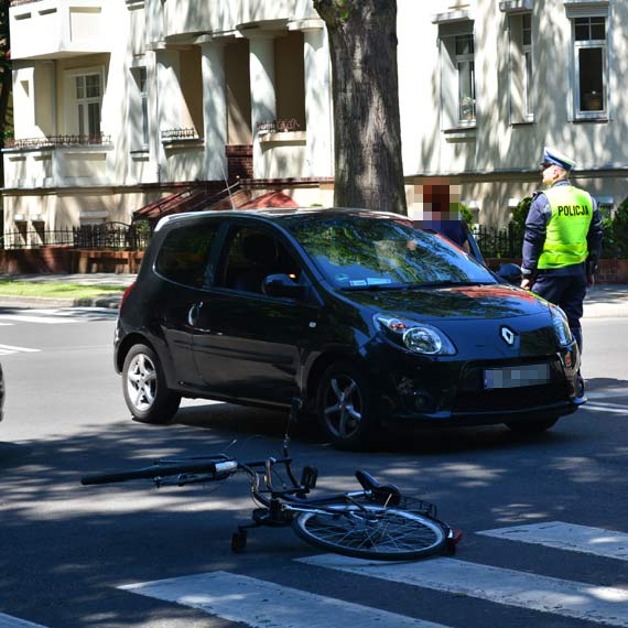 Wypadek na skrzyowaniu ulic Matejki i Sienkiewicza. Kierujca renault potrcia rowerzystk.