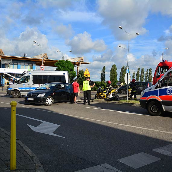  Motocyklista uderzy w rozpoczynajc manewr zawracania Toyot