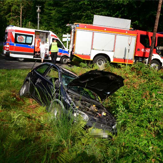 Grodno II: Samochd wypad z uku. Dwie osoby zabrao pogotowie