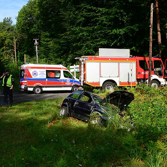 Grodno II: Samochd wypad z uku. Dwie osoby zabrao pogotowie