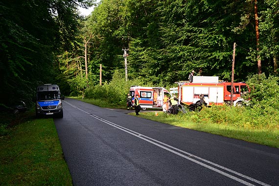 Grodno II: Samochd wypad z uku. Dwie osoby zabrao pogotowie