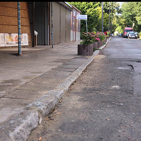 Wystający krawężnik już bezpieczny?
