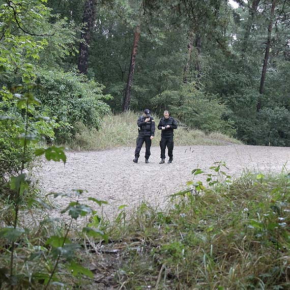 Przechodnie znaleli dokumenty. Na miejsce wezwano policj