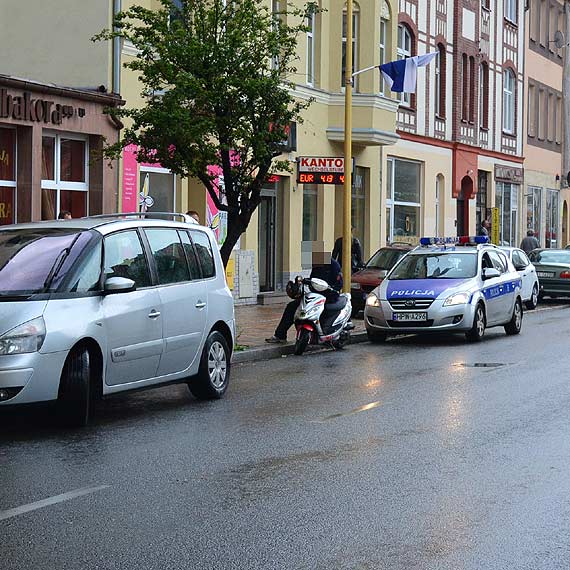 Kierujcy skuterem nie zdy zahamowa i uderzy w renault