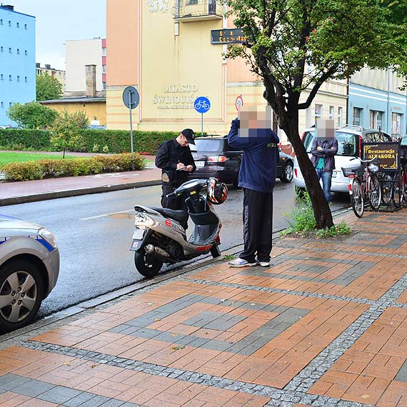 Kierujcy skuterem nie zdy zahamowa i uderzy w renault