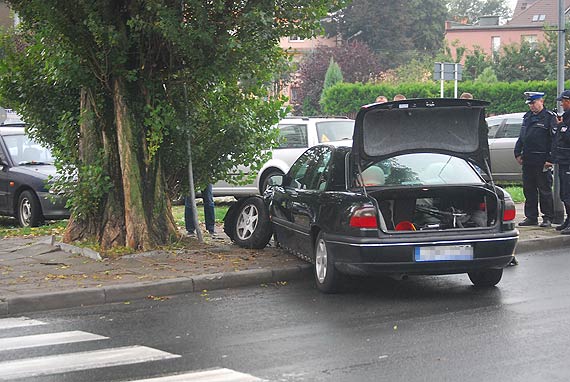 O wos od tragedii. Brawurowa jazda zakoczya si na drzewie