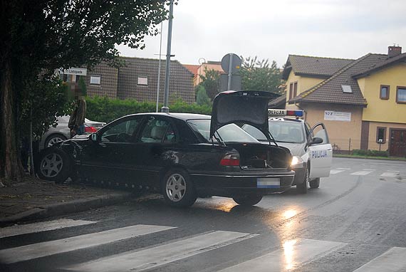 O wos od tragedii. Brawurowa jazda zakoczya si na drzewie