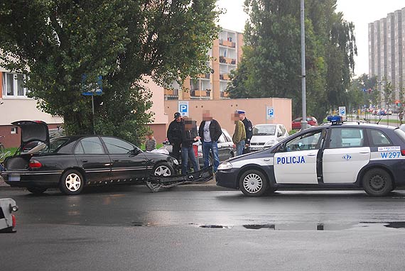 O wos od tragedii. Brawurowa jazda zakoczya si na drzewie