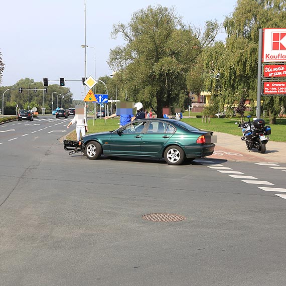 Mieszkacy: Usyszelimy gony huk! Kierujca BMW zderzya si z autobusem