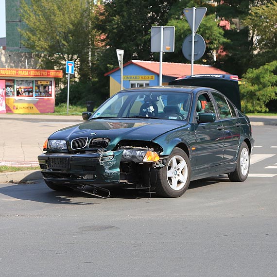 Mieszkacy: Usyszelimy gony huk! Kierujca BMW zderzya si z autobusem