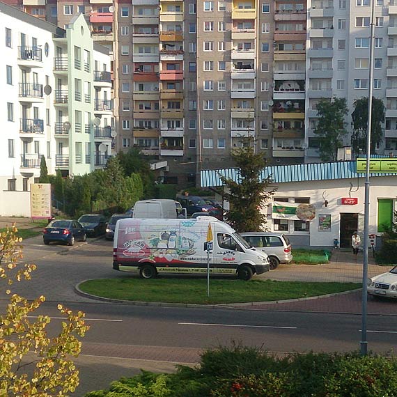 Chodnik i cieka rowerowa, czy parking dla dostawcw?