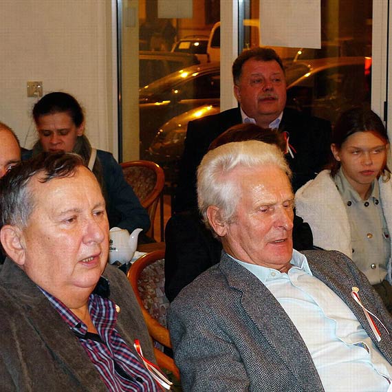 Z inicjatywy P.O. Patriotyczne śpiewanie w „Sonacie”.