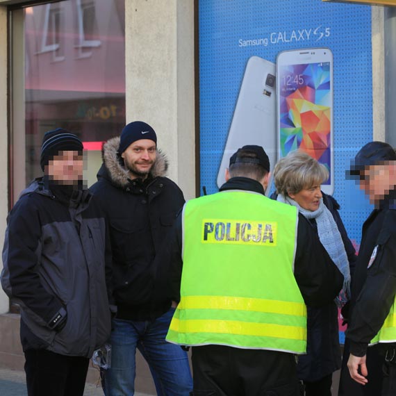 Zodziej w centrum miasta chcia ukra kobiecie torebk. Na pomoc ruszy Mariusz Fryska. Zobacz film!