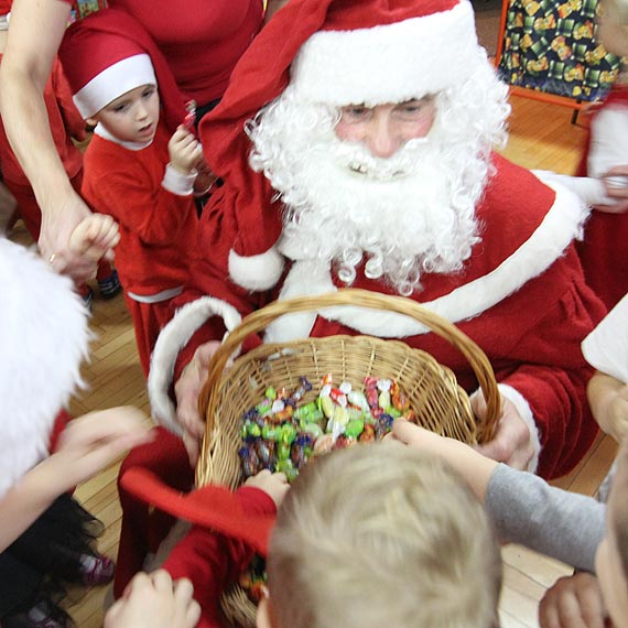 Mikoajkowe przedstawienie w przedszkolu numer 11