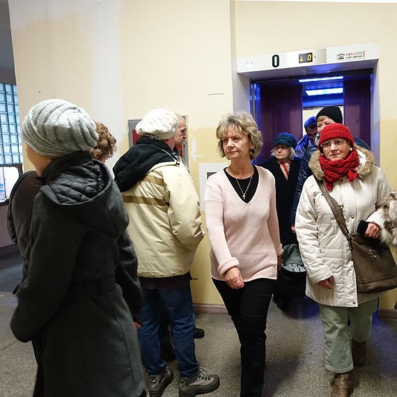 Kolejki do windy w przychodni na Dbrowskiego. Schody w remoncie. To kretystwo komentuj Czytelnicy