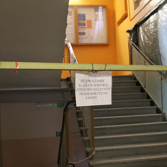Kolejki do windy w przychodni na Dąbrowskiego. Schody w remoncie. To kretyństwo komentują Czytelnicy