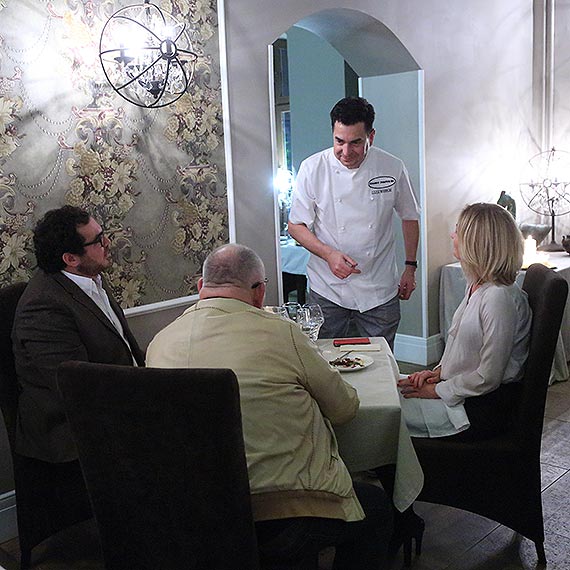  Uczestnik MasterChefa Leszek Wodnicki gotowa dla goci w restauracji Casino. Zobacz film!