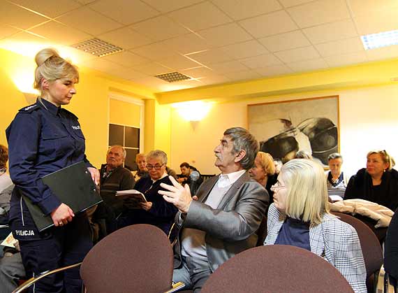 „Seniorze ufaj ostrożnie” policyjna debata społeczna to cenna inicjatywa