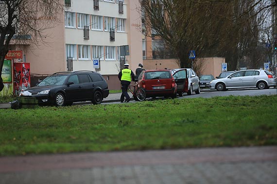 Kobieta kierująca Renault uderzyła w rowerzystę. Zatrzymano jej prawo jazdy