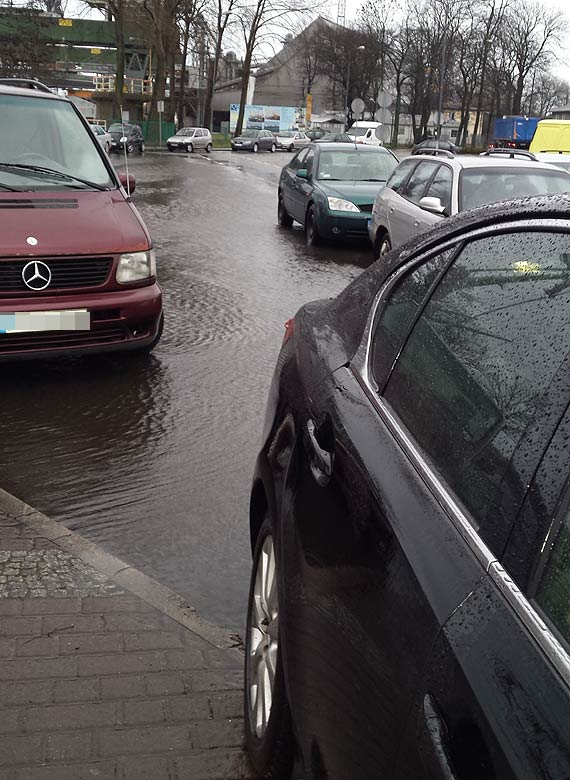 Zalegajca woda na przeprawie promowej