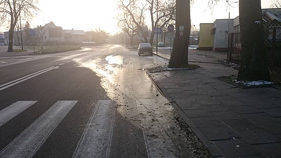 Czytelnik: Uwaajcie na oblodzone drogi i chodniki! 