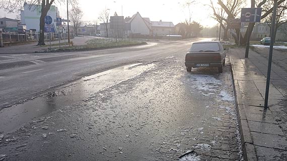 Czytelnik: Uwaajcie na oblodzone drogi i chodniki! 