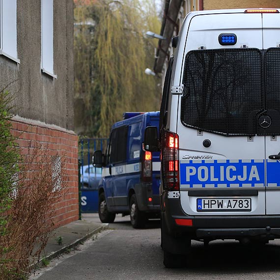 Ukrad policyjne urzdzenie z radiowozu i zacz ucieka 