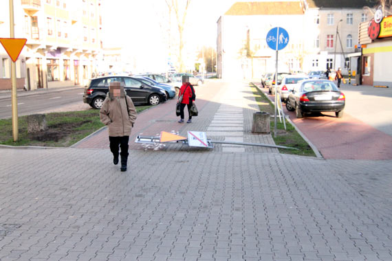 Rowerzysto! Uwaaj na pieszych i lecy znak!