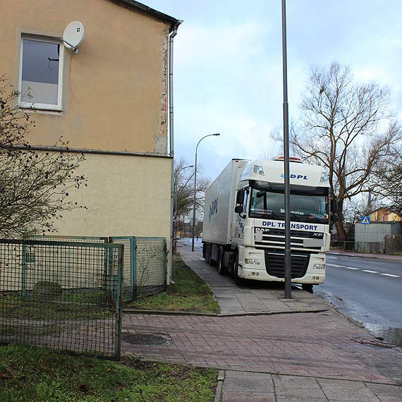 Czytelnik: Kto wyremontuje chodniki zniszczone przez kierowców tirów?