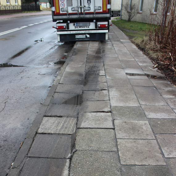Czytelnik: Kto wyremontuje chodniki zniszczone przez kierowców tirów?