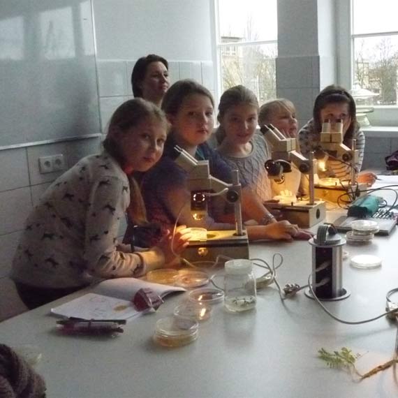 Uczniowie SP 1 i  „Noc Biologw”