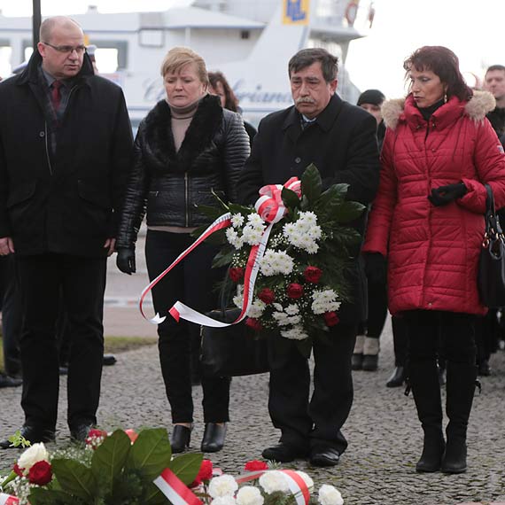 22. rocznica zatonięcia Heweliusza. Złożono kwiaty pod pomnikiem