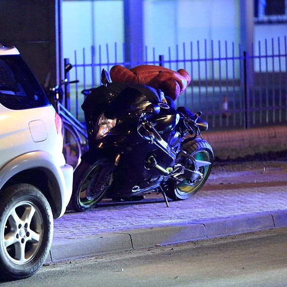 Motocykl przewrci si na jezdni