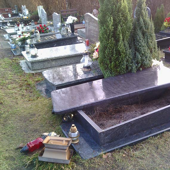 Z³odzieje okradli grób. Zniknê³a figurka