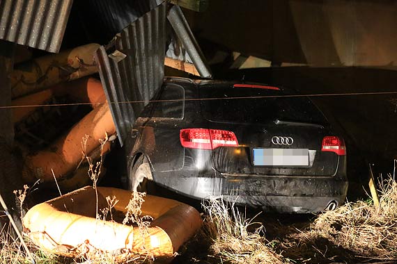 Kierowca audi nie wyrobi na zakrcie. Wjecha w magazyn eglugi winoujcie