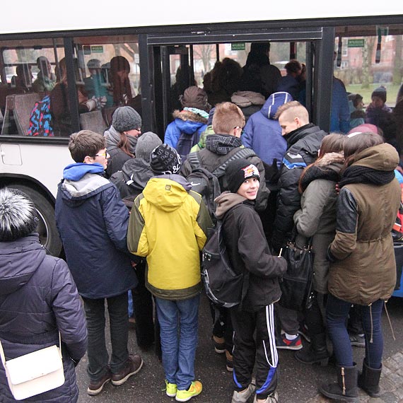 Specjalny autobus zawiz dzieci na lodowisko! Chtnych nie brakowao. Zobacz film!
