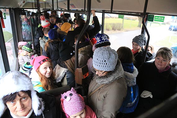 Specjalny autobus zawiz dzieci na lodowisko! Chtnych nie brakowao. Zobacz film!
