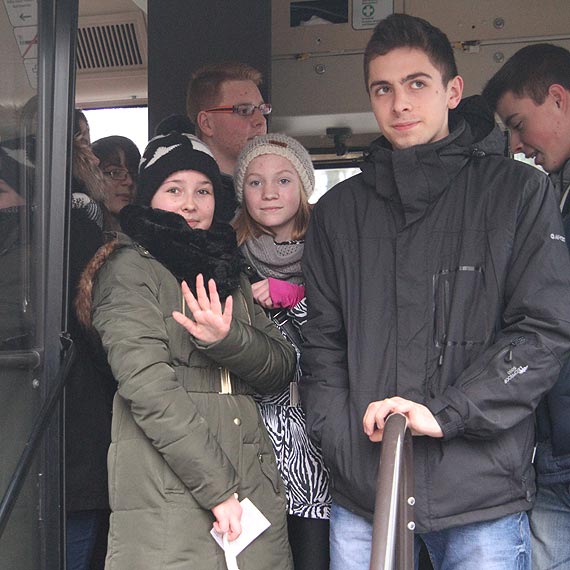 Specjalny autobus zawiz dzieci na lodowisko! Chtnych nie brakowao. Zobacz film!