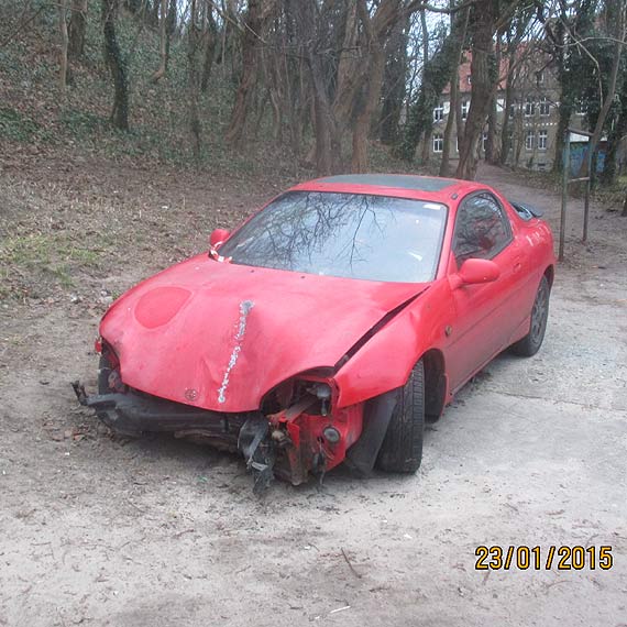 Zdezelowana mazda straszy przy Wyspiaskiego