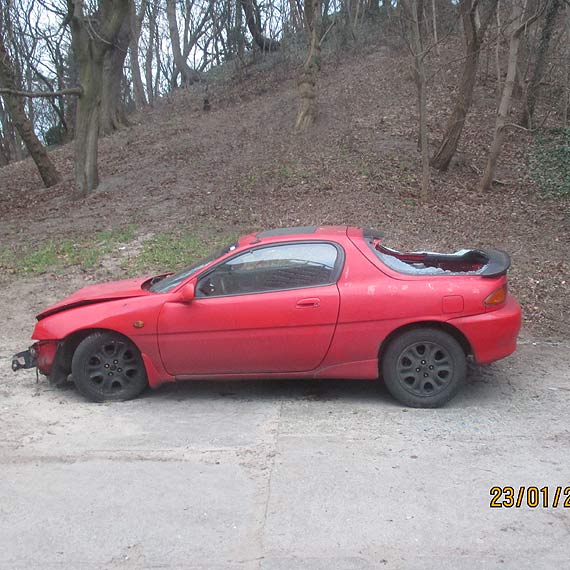 Zdezelowana mazda straszy przy Wyspiaskiego
