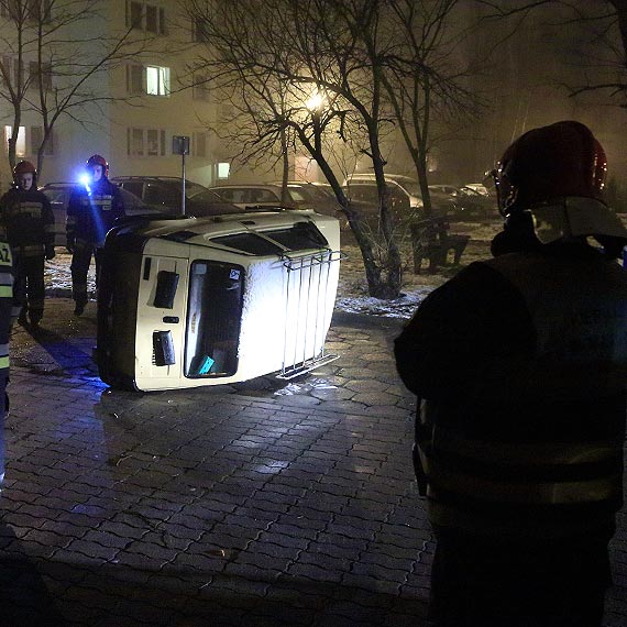 Chuligani przewrcili auto na bok. Pies ich wystraszy. Zobacz film!
