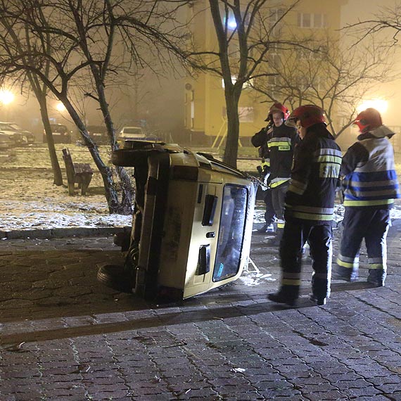 Chuligani przewrcili auto na bok. Pies ich wystraszy. Zobacz film!