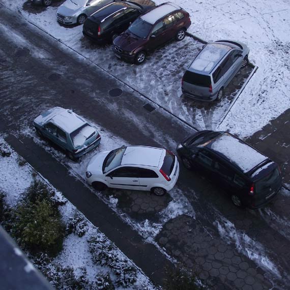 Prawdziwy mistrz parkowania zaparkowa tak, e utrudni innym przejazd