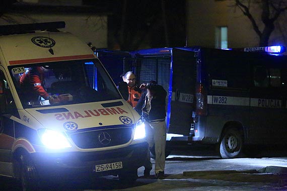 Awantura w bloku. Do jednego z mieszka wtargn mczyzna, skoczyo si na szarpaninie
